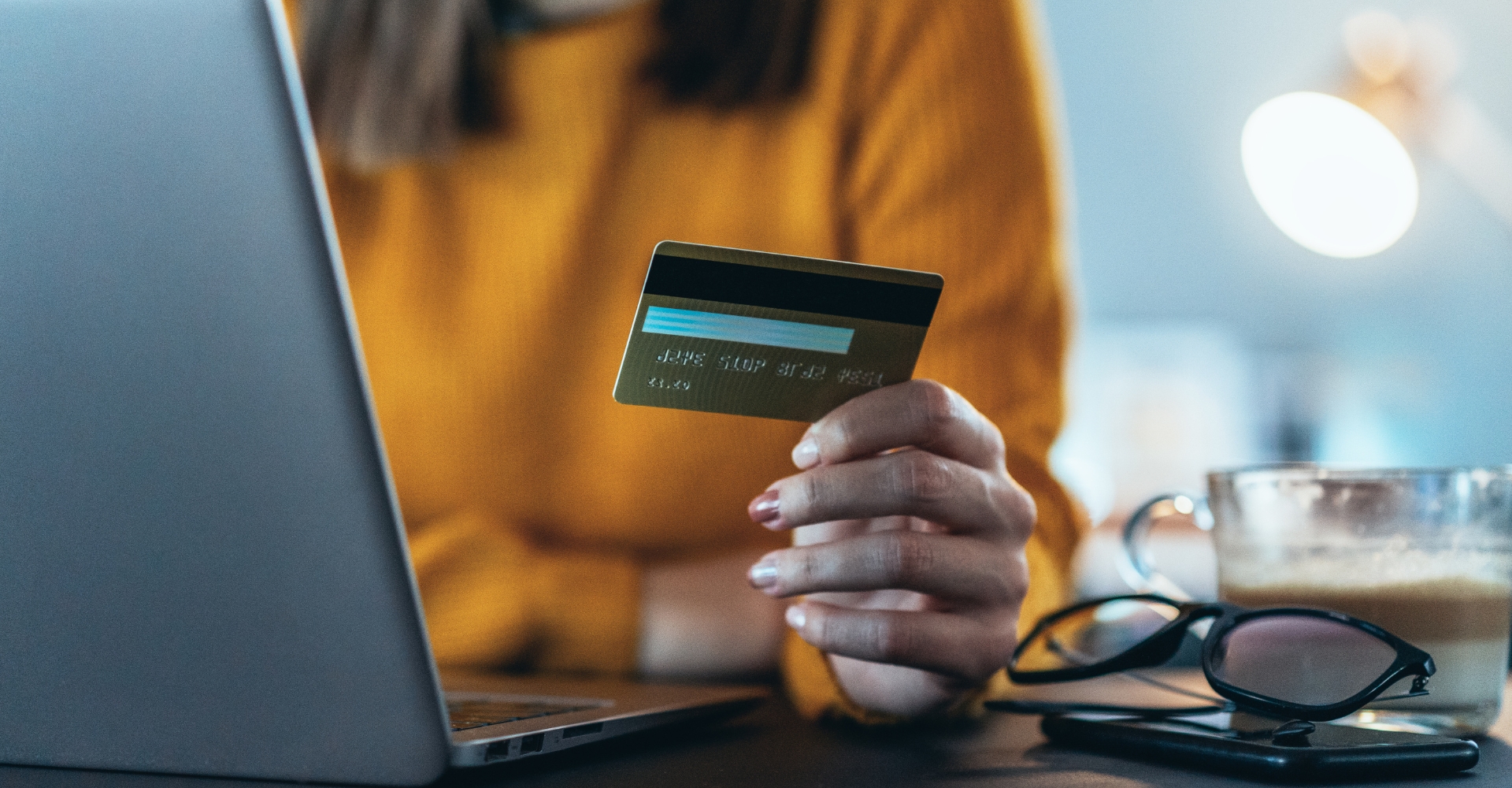 Cliente segurando cartao para compra online