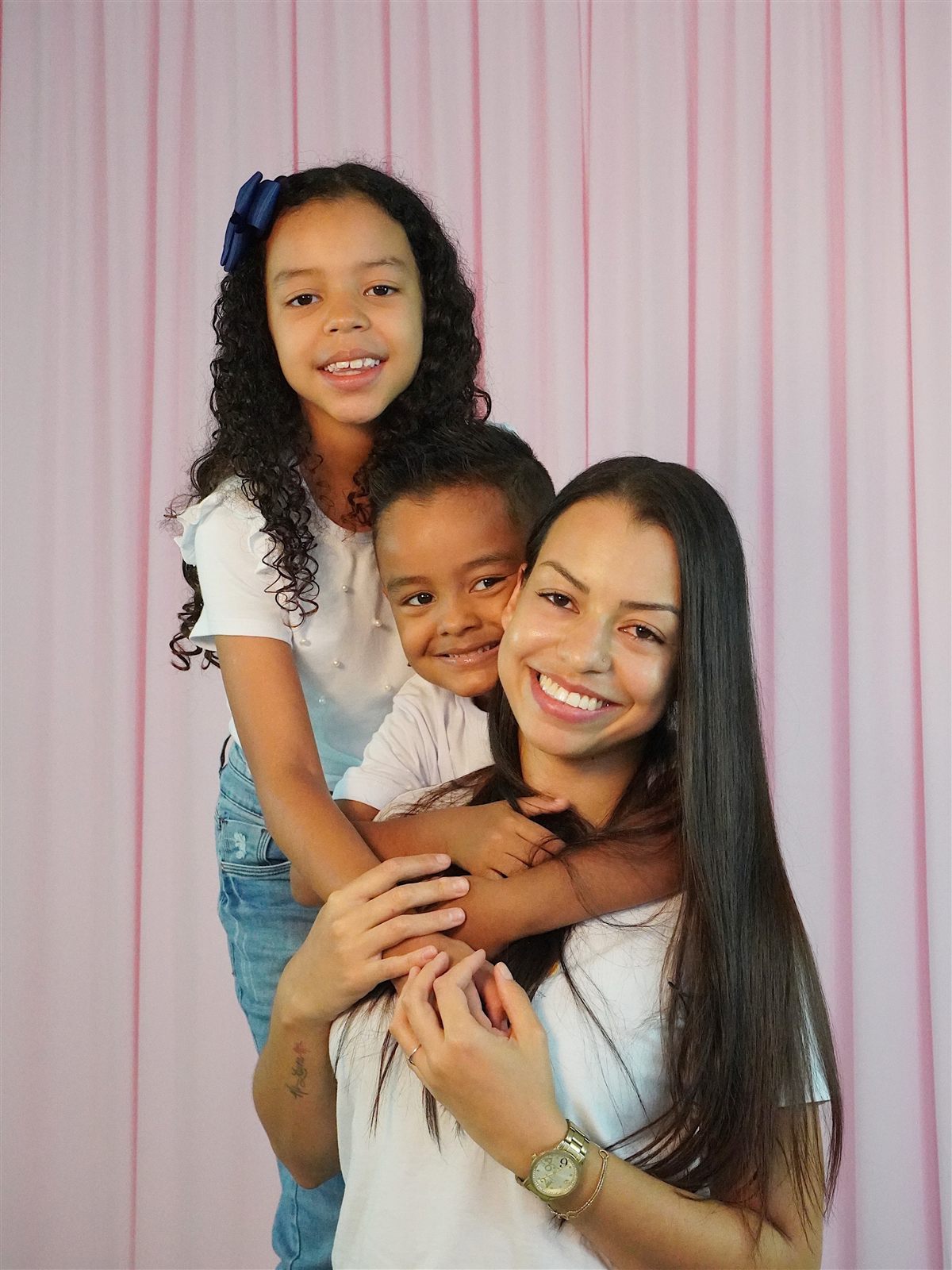 Mae com filhos em retrato da FlexPe