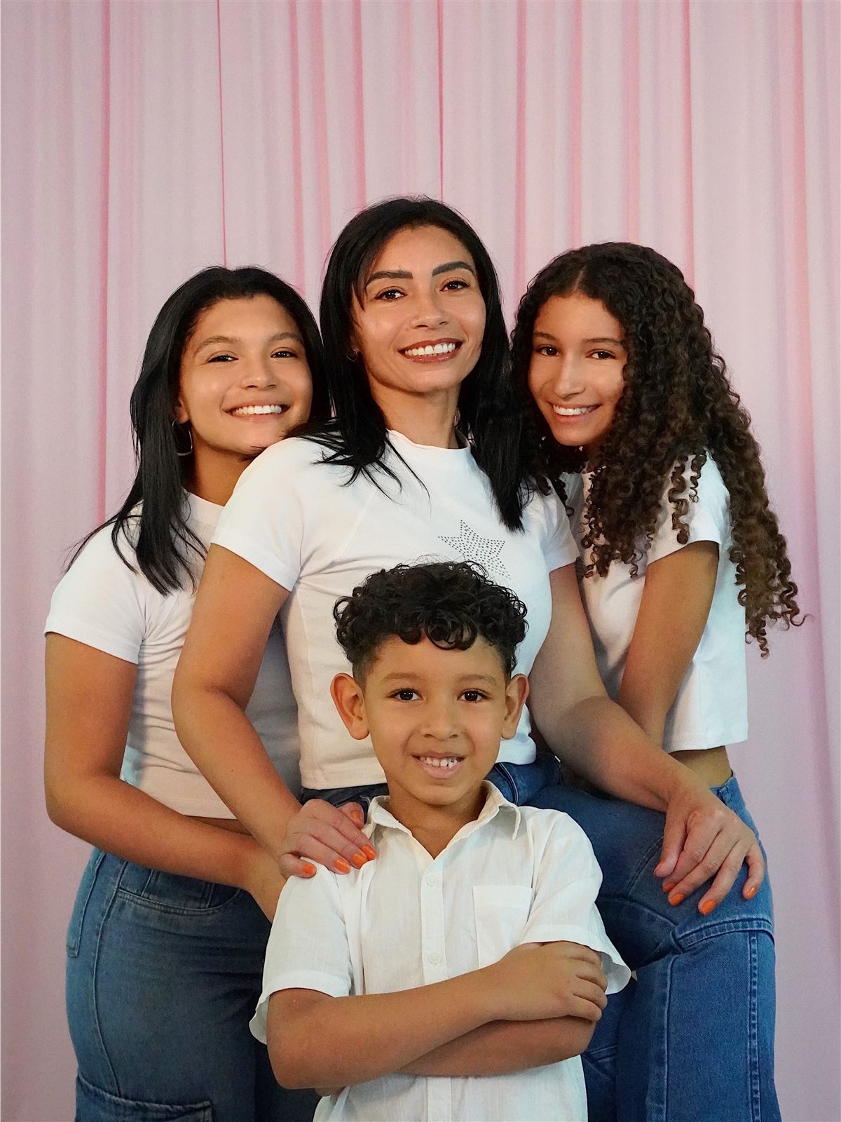 Familia sorrindo na campanha FlexPe